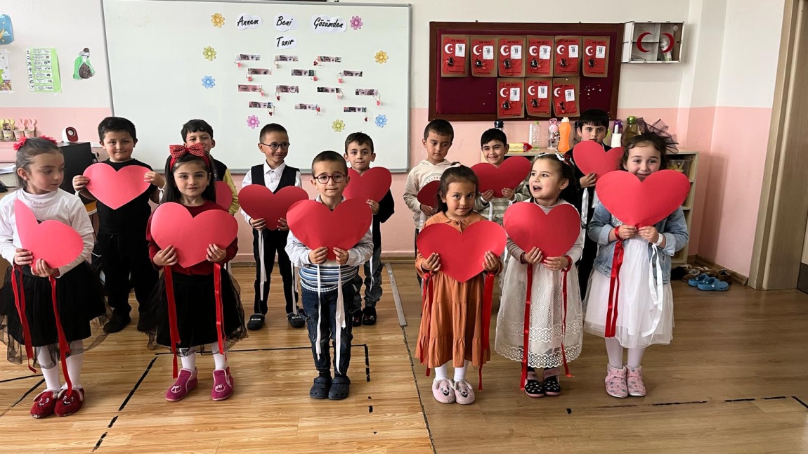 Okulumuz okul öncesi sınıfı öğrencilerinin anneler günü kapsamında hazırladığı program, kıymetli annelerimizin katılımıyla gerçekleştirildi.